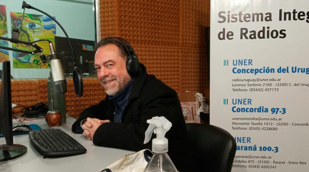 Alex Marinucci sonriendo a cámara en el estudio de Radio Uner Concordia.