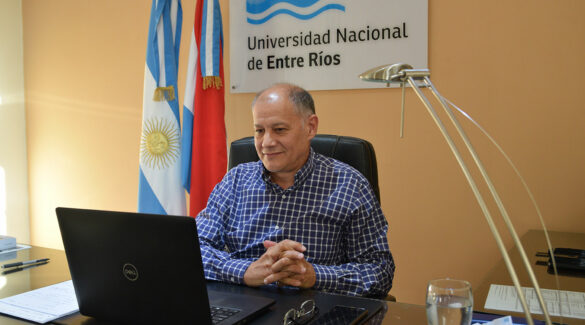 Andrés Sabella en su oficina de Rectorado, frente a una laptop.