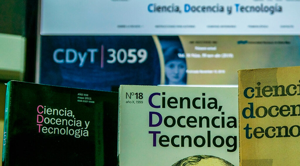 Tres revistas de Ciencia, Docencia y Tecnología con la web de fondo en una pantalla.