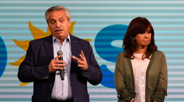Alberto Fernández se dirige al público tras la derrota del oficialismo en las elecciones PASO de septiembre. De fondo se observa a Cristina Fernández de Kirchner,con un rictus serio.