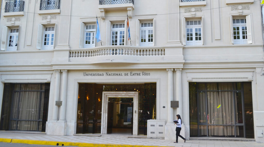 Fachada de la sede de Rectorado en Concepción del Uruguay.