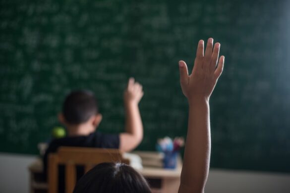 niños levantando la mano en clase