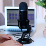 dos mujeres grabando un podcast