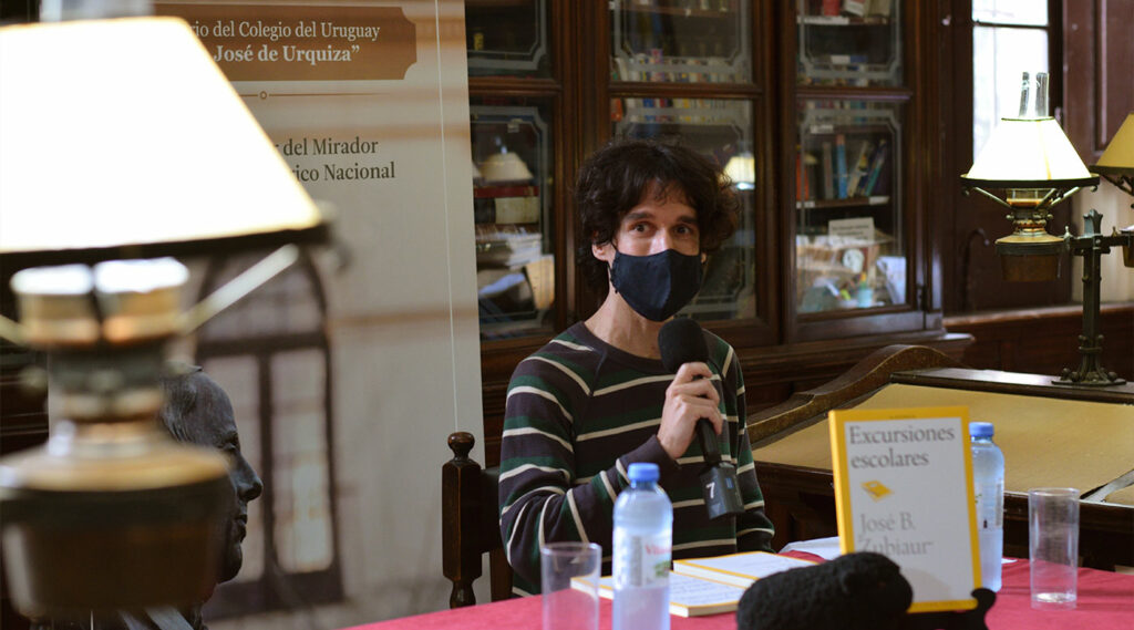 Alexis Chausosky, de Editorial Eduner, en la presentación del libro en la biblioteca del Colegio Nacional de Concepción del Uruguay.