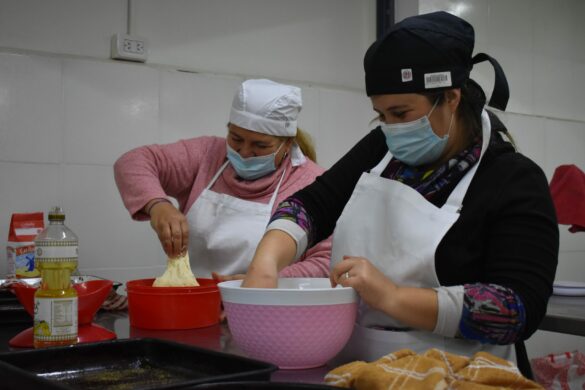 mujeres_cocinando_en_laboratorio_de_FCAL