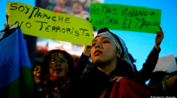 Integrantes de la comunidad mapuche manifestándose.