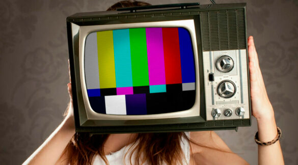 Montaje de mujer con cabeza de antiguo televisor con señal de ajuste