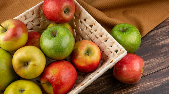 manzanas dentro de una canasta