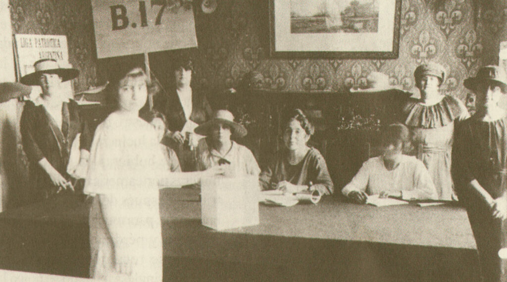 Primer ensayo de voto femenino organizado por la Unión Feminista. Preside la mesa la Dra. Elvira Rawson de Dellepiane, 1920.