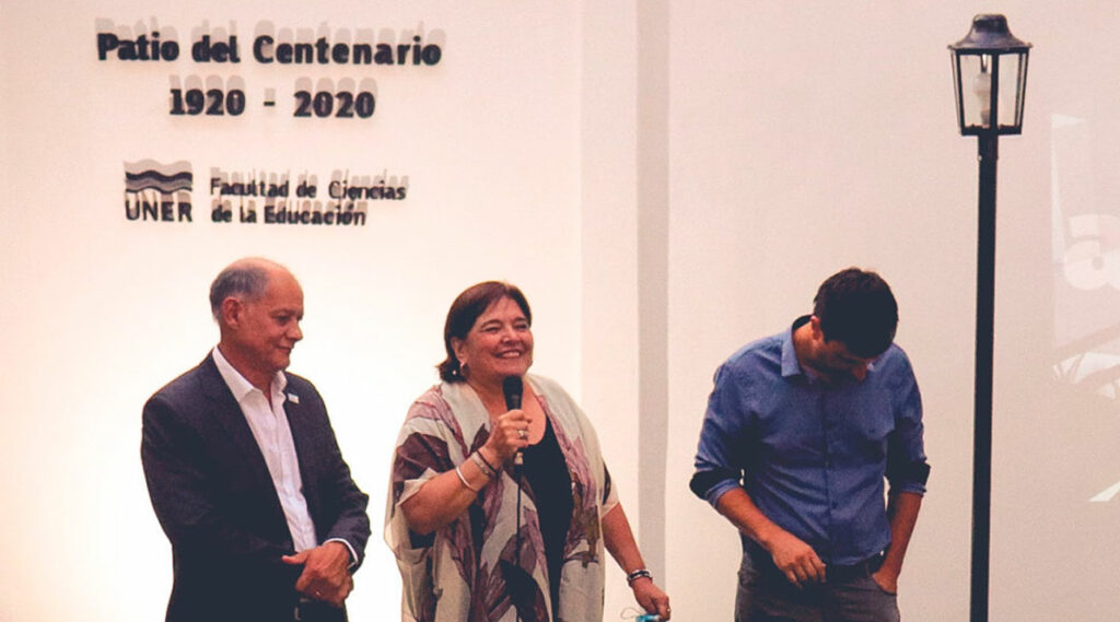 La decana de la facultad de ciencias de la educación, Gabriela Bergomás, junto al rector Andrés Sabella en la inauguración del patio en la sede de la facultad.