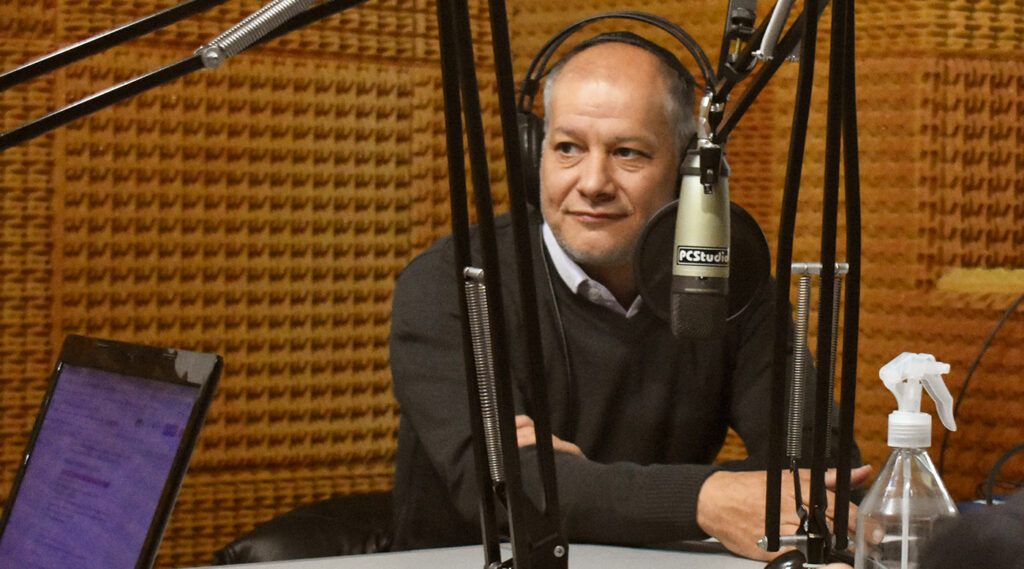 El Rector de UNER Andrés Sabella durante una entrevista en las radios de la UNER.