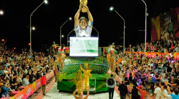 Carroza homenajeando a Maradona en el carnaval de Gualeguay.