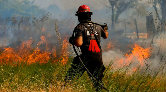 Bombero intentando sofocar incendios en Corrientes.