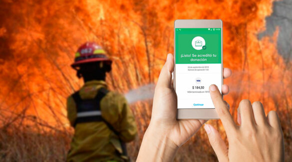 Fotomontaje mostrando mano con smartphone donando vía Mercado Pago con un incendio de fondo.