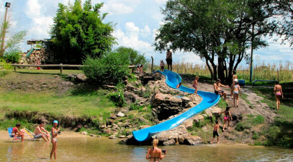 Veraneantes disfrutan de los juegos acuáticos en el Balneario Rocha, de la ciudad de Villa Elisa.