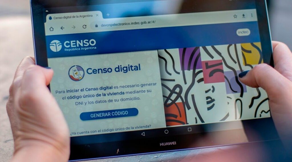 persona sosteniendo una tableta con la planilla digital del censo 2022.