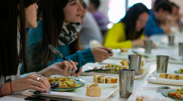 estudiantes almorzando en el comedor universitario de la uner en Paraná.