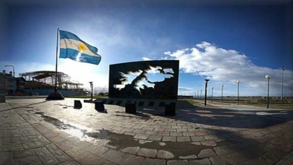 monumento-islas-malvinas-movilización-bandera-argentina