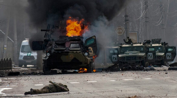 Un vehículo blindado de transporte de personal ruso se quema en medio de vehículos utilitarios ligeros dañados y abandonados después de los combates en Kharkiv, Ucrania, el domingo 27 de febrero de 2022.