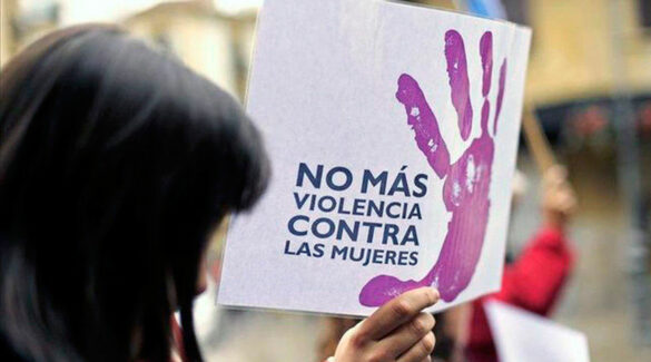 Una mujer muestra una pancarta en contra de la violencia machista.
