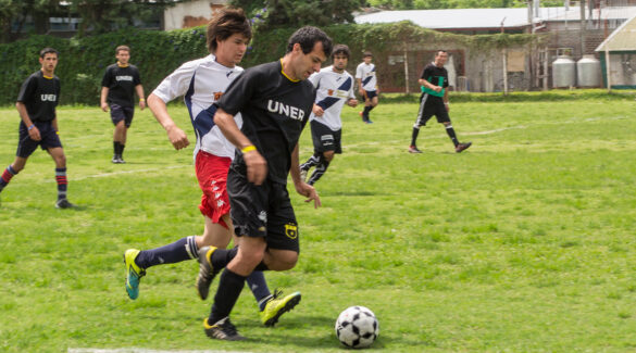 Estudiantes de la UNER disputando un partido de fútbol durante el Torneo Deportivo Interuniversitario 2014.