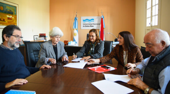 Las autoridades firmantes rubricando el convenio en la oficina del Rector en la sede de Rectorado.