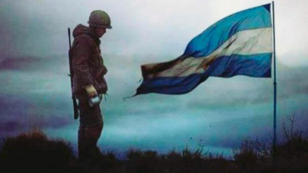 figura de combatiente observando una bandera argentina.