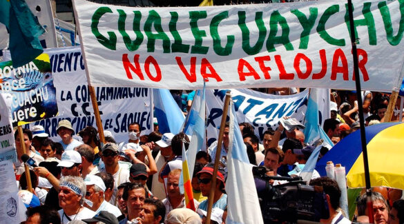 Personas con banderas y pancartas marchando en Gualeguaychú contra las papeleras.