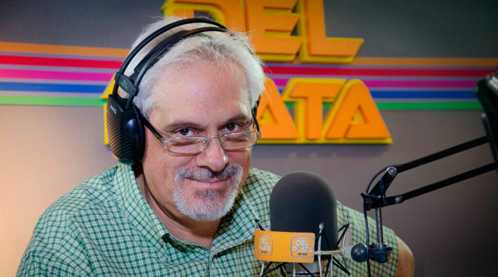 Mario Giorgi conduciendo su programa por Radio del Plata.