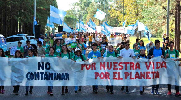 Jóvenes marchan con una bandera contra la pastera ex- Botnia en Gualeguaychú.