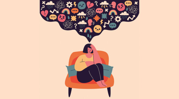 Mujer sentada en un sofá con pensamientos negativos.