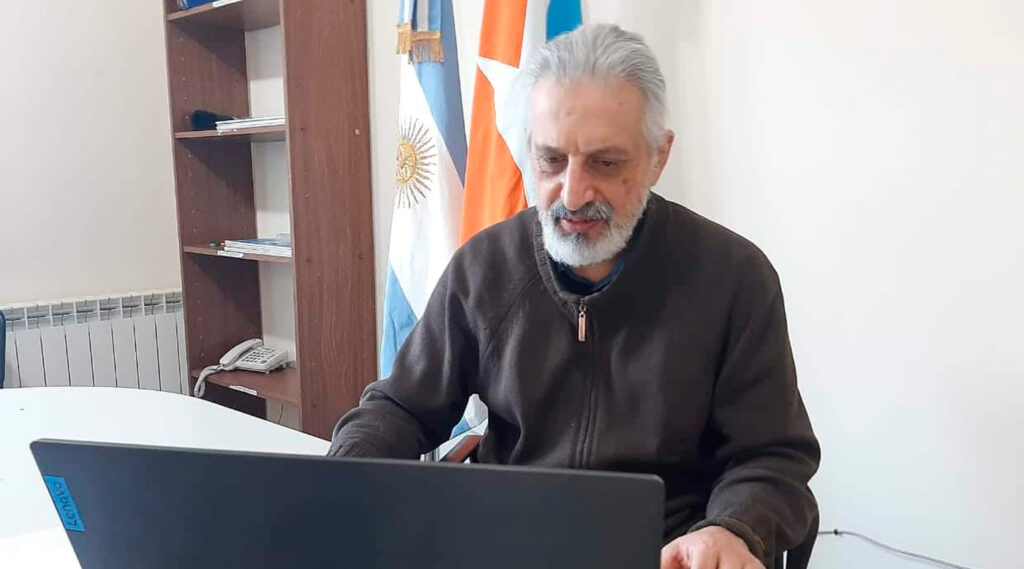 Daniel Fernández, rector de la Universidad Nacional de Tierra del Fuego, frente su notebook en su oficina.