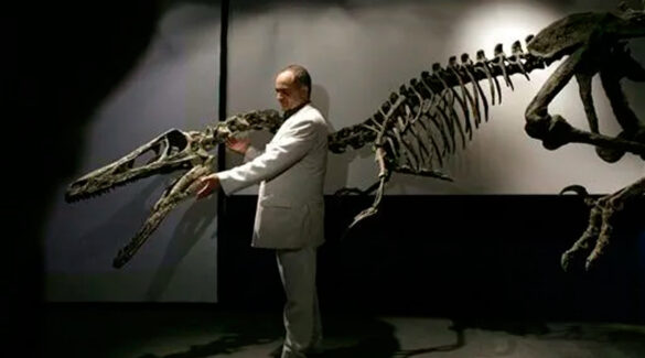 Novas posando con una réplica del dinosaurio que descubrió junto a un grupo de paleontólogos.