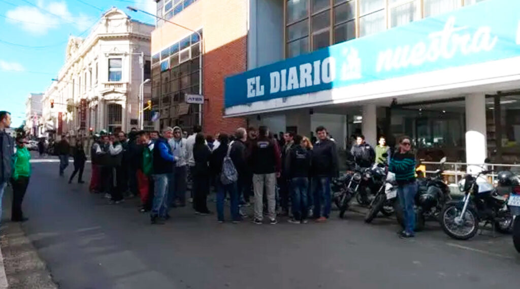 Empleados de El Diario protestando frente a la redacción del mismo.