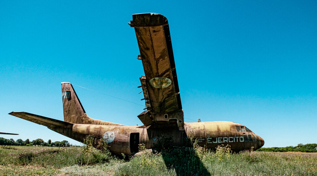 Uno de los aviones que aún permanecen en el Batallón de Aviación 601 del Ejército Argentino