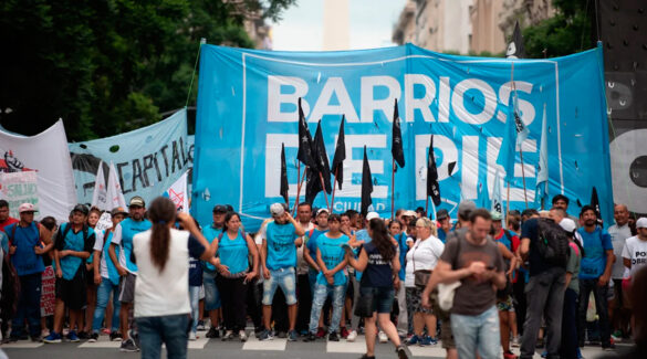 Militantes de la agrupación Barrios de Pie durante una marcha.