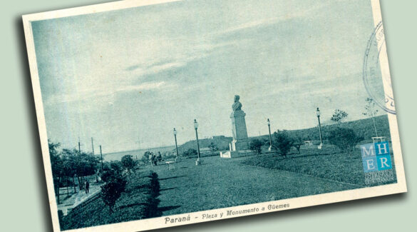 Antigua foto de la Plaza y Monumento a Güemes en Paraná