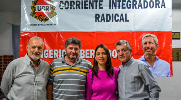 Leandro Brasesco junto a otros integrantes del partido radical, con una bandera de la UCR de fondo.