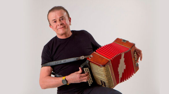 El folklorista correntino Antonio Tarrago Ros posando con su acordeón.