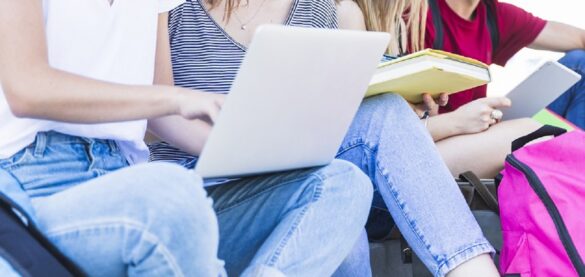 estudiantes-con-libros-y-computadora