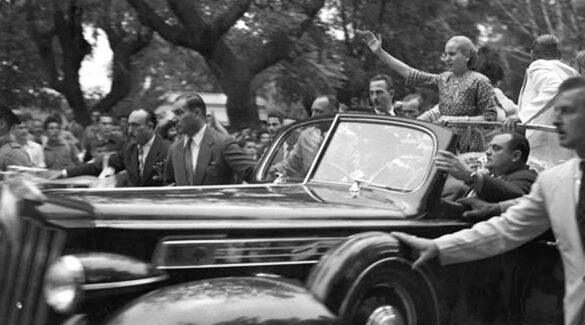 Eva Perón saludando a la gente que se acercó a verla en Paraná.