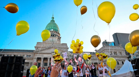 Padres de niños pacientes oncológicos festejan la ley de Oncopediatría soltando globos amarillos frente a Casa de Gobierno.