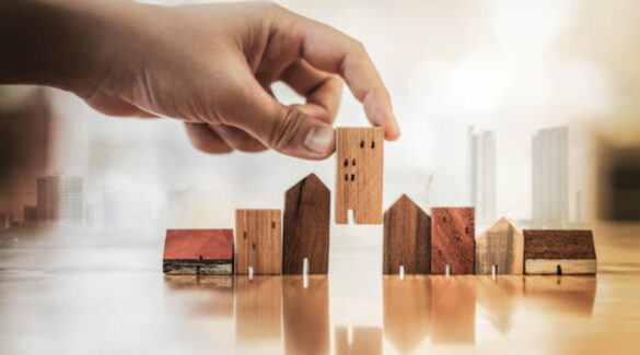 manos-sostienen-casas-de-miniatura-de-madera-concepto-de-ciudad