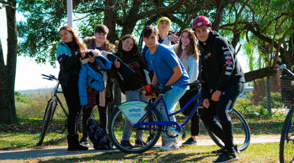 Estudiantes de escuelas secundarias posan junto a una Bici Uner