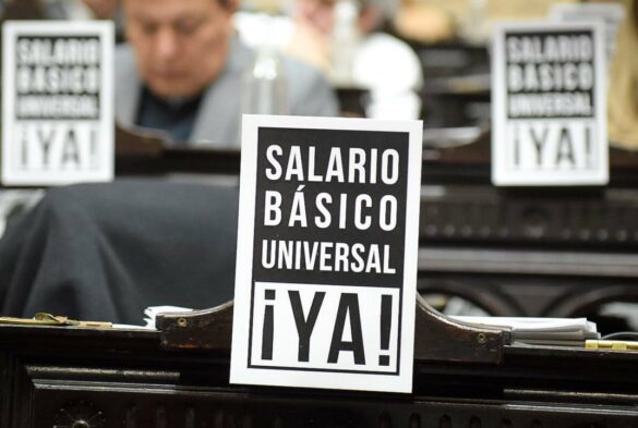 cartel-con-la-leyenda-salario-básico-universal-YA-en-banca-de-diputados