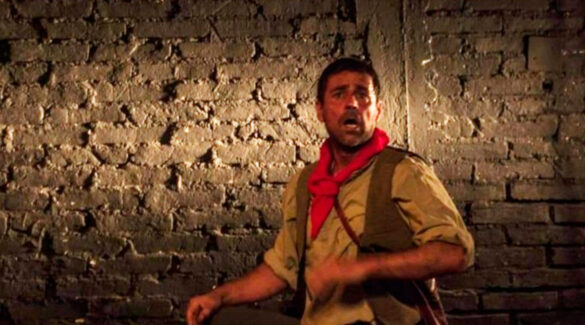 El protagonista de la obra de teatro "En la Búsqueda de Isidro Velázquez" en un momento de la obra.