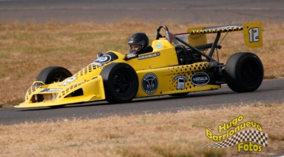 Maximiliano Lozano en su auto de carreras.