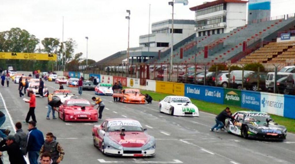 Autos de carrera en el autódromo de Concordia.
