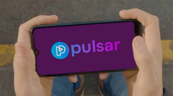 Manos sosteniendo un smartphone con la plataforma Pulsar.