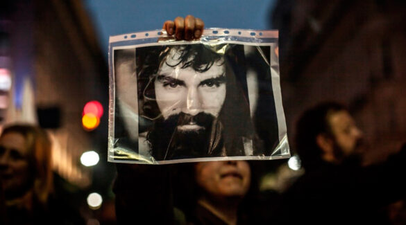 Persona sosteniendo una foto de Santiago Maldonado durante una marcha pidiendo justicia por su desaparición.